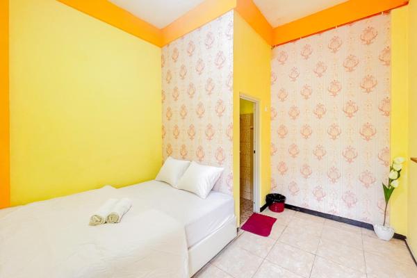 Sion Homestay Mitra RedDoorz near Terminal Kertajaya Mojokerto, Rezerwuj Hotel Brangkal East Java