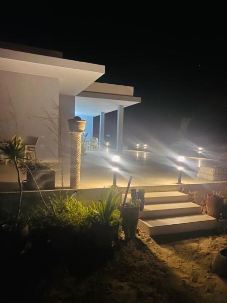 Beach house wing in kerkennah island. Fully equipped place for 4 guests and peaceful relaxing stay. Calm sea and beautiful sun rise that can be enjoyed straight on the beach or from the house terrace, Rezerwuj  Ouled Yaneg Safakis
