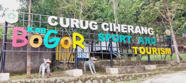 Curug Ciherang Villa & Glamping, Rezerwuj Pole kempingowe Nangeleng West Java