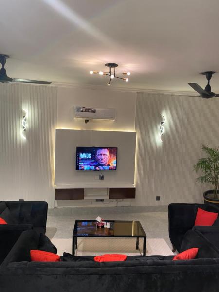 Modern 2BR Retreat F-11, Rezerwuj  Hotele w Islamabad z Parkingiem, Parking