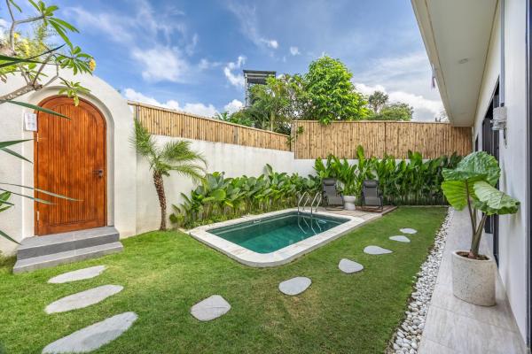 Pool Garden Private 2BR Villa - 10 min to Finns Beach Club, Rezerwuj  Hotele w Bali z Parkingiem, Parking
