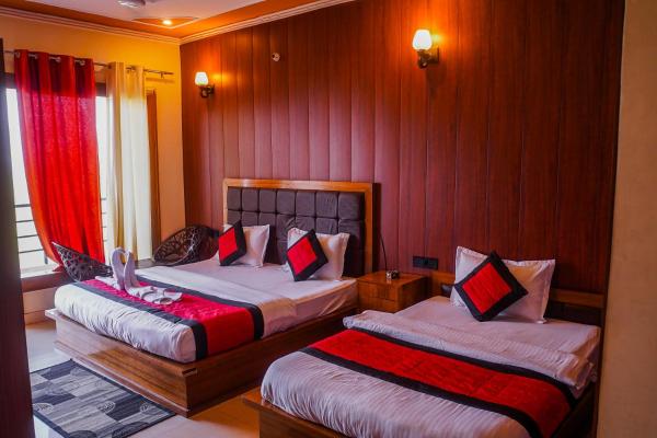 THE Grahil Hotel & Restaurant !Awarded Hotel ! BALCONY ROOMS With BEST Valley View Roof top Cafe ! Near JW Marriott Mussoorie, Rezerwuj  Mussoorie Uttarakhand