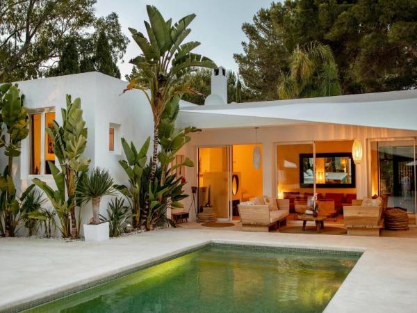 Villa in Ibiza near Cala Llonga Beach, Rezerwuj  Hotele w Ibiza z basenem, Basen