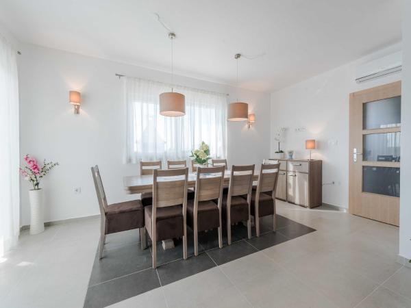 Deluxe Four Bedroom Villa with Private Pool Villa 4, Rezerwuj  Hotele w Zadar County z basenem, Basen