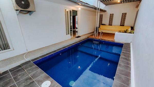 Villa Keluarga Royal Arois Unit A-01, Rezerwuj  Tlekung East Java, w pobliżu Jatim Park 3