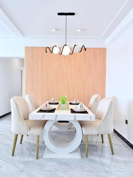 The modern executive fully furnished three bedroom apartment with breathtaking city views which features a swimming pool,fully fitted gym ,child play area and proximity to major shopping centers and restaurants, Rezerwuj  Nairobi Hotele...