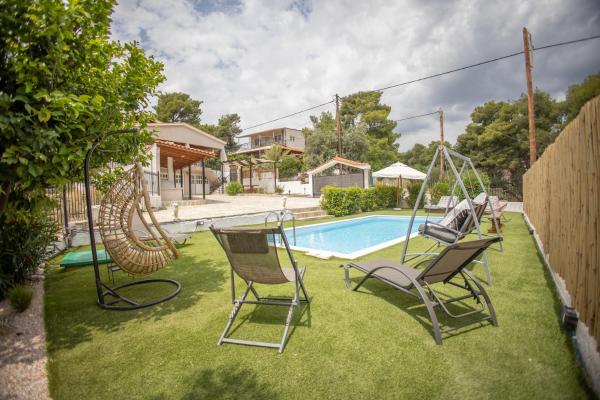 Anax Villa, Rezerwuj  Hotele w Corinthia Regional Unit z Basenem, Basen