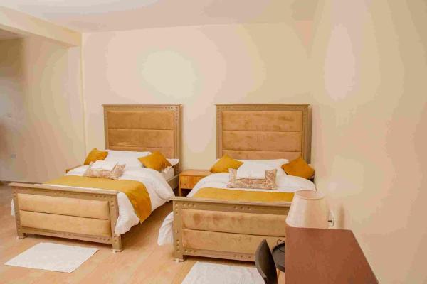 Pekasa Palace Hotel, Rezerwuj  Fort Portal Western Uganda