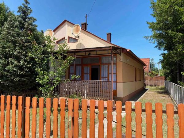 Holiday home in Balatonmariafürdo 19477, Rezerwuj  Hotele w Somogy z Parkingiem, Parking