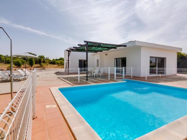 Villa Brown's with Private Pool in Vilamoura, Rezerwuj  Hotele w Algarve z Parkingiem, Parking