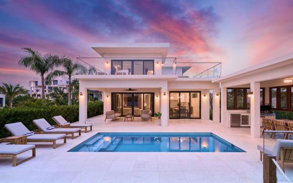 Sunny Bay Estate Villa 4 Bedroom Waterfront, Rezerwuj  Providenciales Turks i Caicos