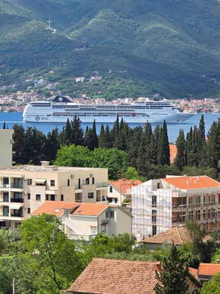 Tara Apartments, Rezerwuj Apartament Hotele w Tivat County z parkingiem, Parking