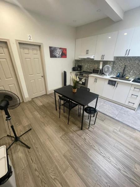 King-Queen Walk-in Residence - Walk to CN TOWER,SUBWAY,CONCERTS,PUBS,PARKING, Rezerwuj  Toronto 