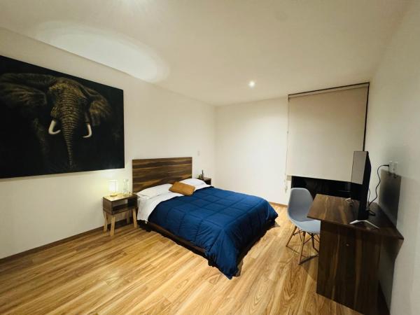 Linda habitación con baño privado, Rezerwuj  Hotele w El Bajio z Parkingiem, Parking