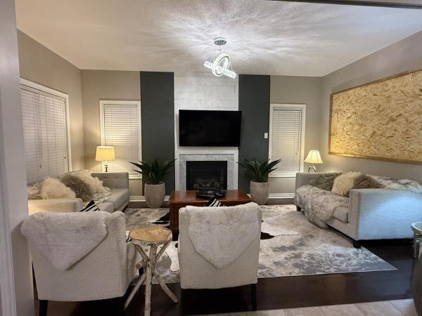 Luxurious Villa 3 Living Rooms, 1 sofa bed, 4 bedrooms, 4 Beds, 4 Toilets, 1 hour To Toronto, Rezerwuj  Hotele w Ontario z Parkingiem, Parking