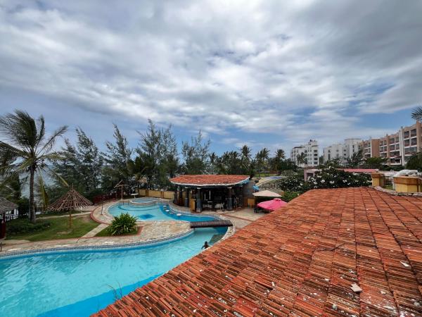Magnificent Beachfront Holiday Homes, Rezerwuj  Hotele w Coast Region z Basenem, Basen