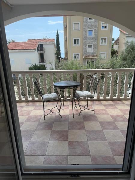 Studio Sea View Steps to Przno beach w Parking Villa Olive, Rezerwuj  Hotele w Budva County z parkingiem, Parking
