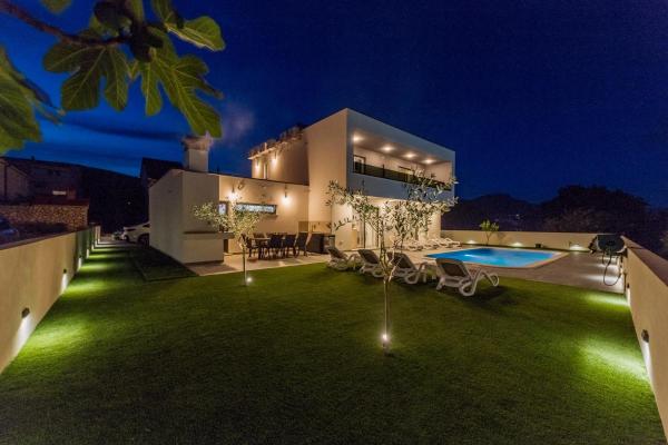 Villa Zlatne NiTi with heated pool, Rezerwuj  Hotele w Split-Dalmatia County z Basenem, Basen