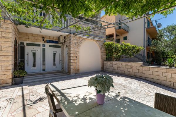 Apartments with parking space Makarska - 24562, Rezerwuj Apartament Hotele w Split-Dalmatia County z parkingiem, Parking