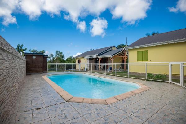 Villa Cannelle - Maison climatisée St-François, Rezerwuj  Hotele w Grande-Terre z basenem, Basen