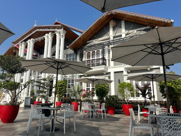 YKC Hotels & Resorts, Rezerwuj  Hotele w West Bengal z basenem, Basen