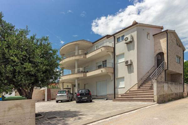 Villa IVANA in Kastela, Rezerwuj  Hotele w Split-Dalmatia County z parkingiem, Parking