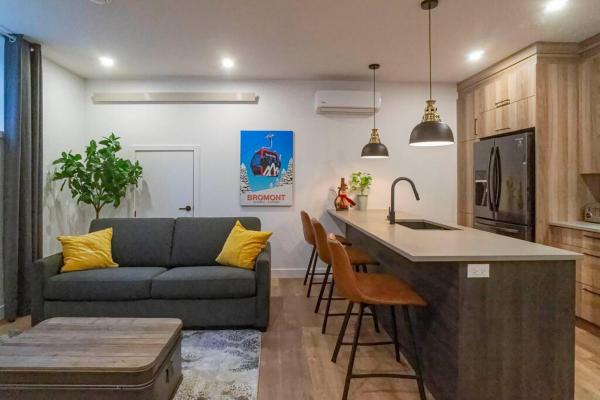 883 suite 102 Bromont Vieux Village 2cac , foyer, Rezerwuj  Ski Bromont Bromont