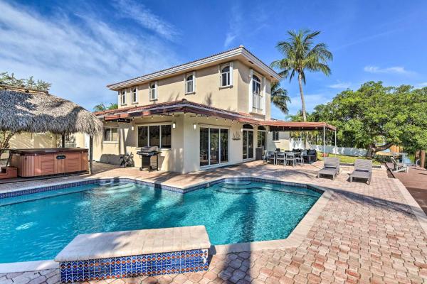 Pompano Beach Villa w/ Private Pool & Dock, Rezerwuj  Hotele w Broward County z basenem, Basen