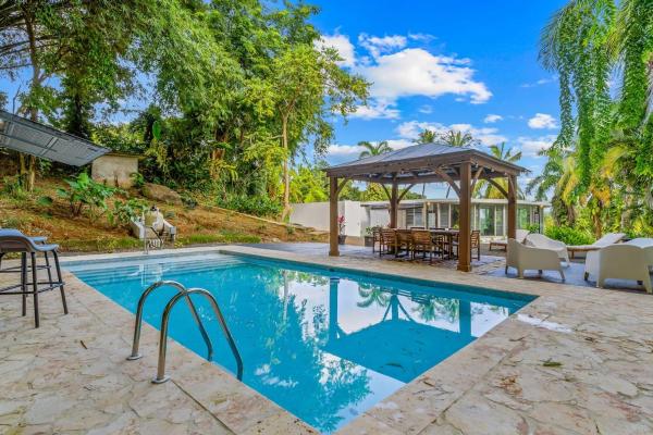 Unique Rainforest Villa, Pool Modern Comforts, Rezerwuj  Hotele w Rio Grande z Basenem, Basen