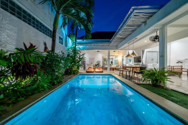Villa GR888 - 3BR Tropical Comfort Seminyak, Rezerwuj  Hotele w Bali z Basenem, Basen