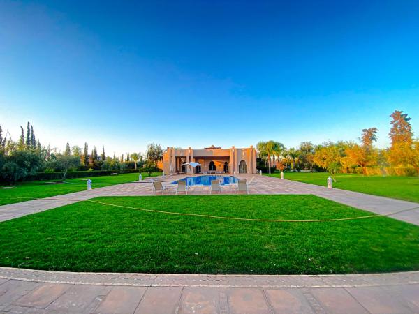 Villa Moyen orient by séjour, Rezerwuj  Hotele w Marrakech-Tensift-Haouz z Basenem, Basen
