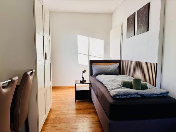Premium Quartier Merseburg - 6 Schlafzimmer - bis 12 Personen - Transporter-Parkplatz - WLAN, Rezerwuj  Hotele w Garz z Parkingiem, Parking
