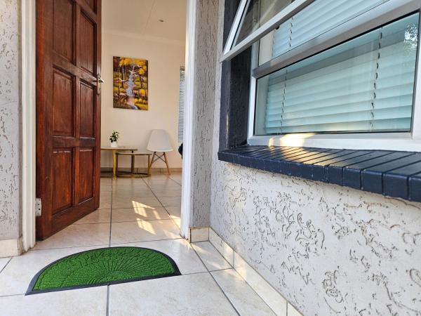 The M GuestHouse, Rezerwuj  Kempton Park Gauteng
