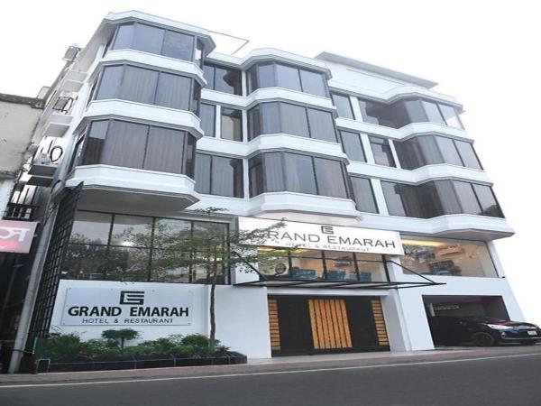Grand Emarah Hotel and Restaurant, Rezerwuj  Hotele w Srihotto z parkingiem, Parking