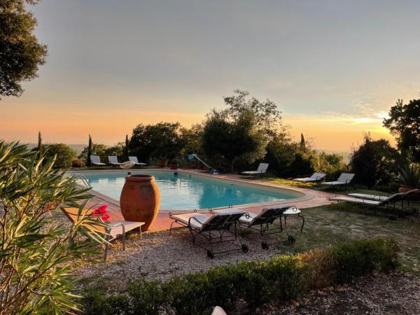 Poggio Bernone - Massa Marittima, Rezerwuj  Hotele w Prata z Basenem, Basen