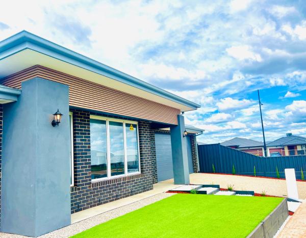 Modern 4 Bed 4 Bath Family friendly Villa, Rezerwuj  Melton South Wiktoria