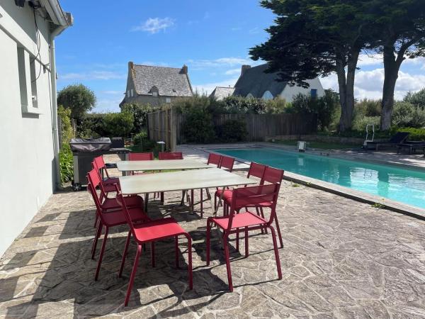 Villa spacieuse avec piscine à Plounéour-Brignogan, Rezerwuj  Hotele w Bretania z Parkingiem, Parking