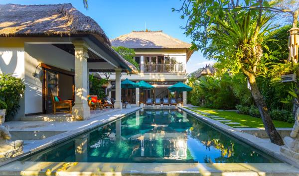4-Bedroom Villa - Large swimming pool - Ideal place for friends and families, Rezerwuj  Hotele w Bali z Parkingiem, Parking