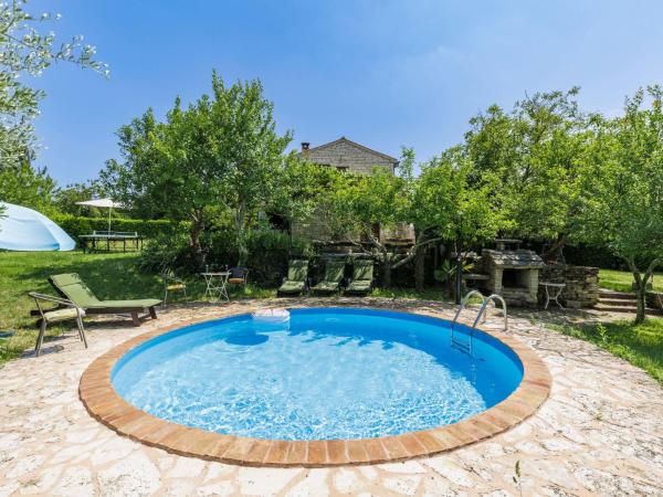 Holiday Home Village Family House Ranka by Interhome, Rezerwuj  Hotele w Pifari z Basenem, Basen