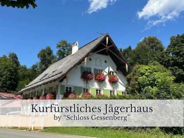 KURFÜRSTLICHES JÄGERHAUS - by "Schloss Gessenberg" - luxurious vacation home with mountain views, suitable for families and friends, Rezerwuj  Hotele w Bawaria z Parkingiem, Parking