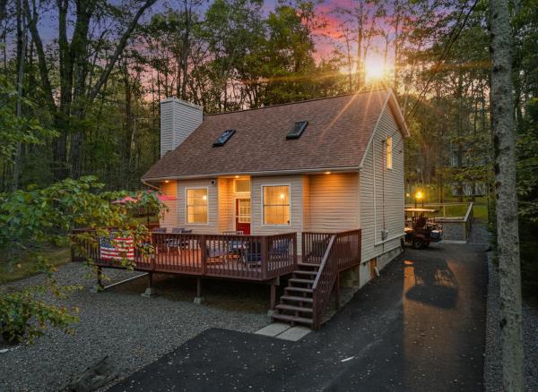 Pocono Lake Escape, includes Golf Cart, Firepit, Rezerwuj  Pocono Lake 