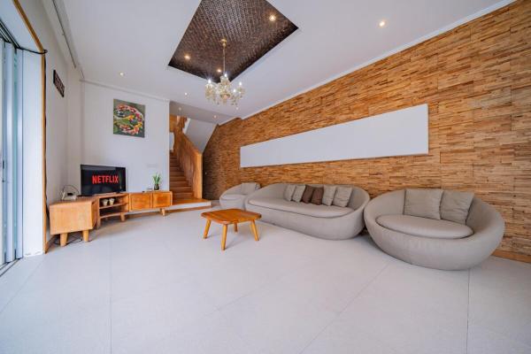 Acheta Villa Seminyak Bali - 3BR with private pool, Rezerwuj  Hotele w Bali z Parkingiem, Parking