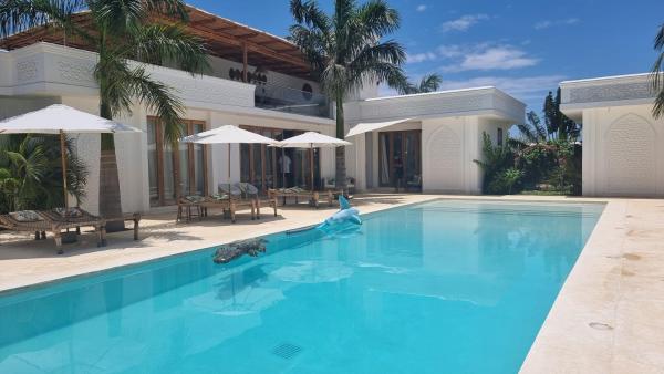 Luxury 4 BR Villa, Rezerwuj  Hotele w Coast Region z Basenem, Basen
