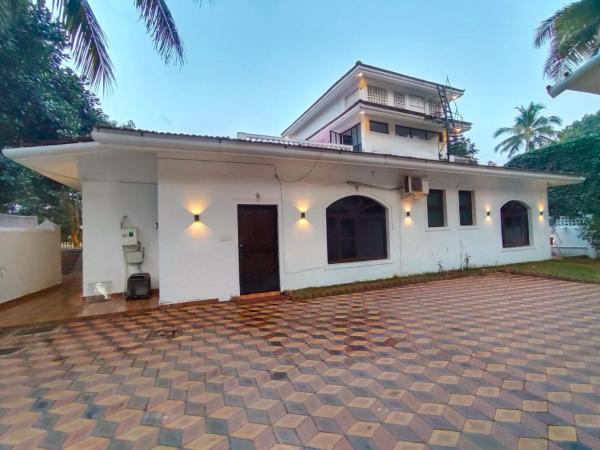 Villa Portuguesa 5 bhk calangute, Rezerwuj  Calangute 