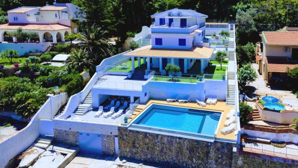 Pearl with Sea Access & Shared Pool, Rezerwuj  Hotele w Santa Flavia z basenem, Basen