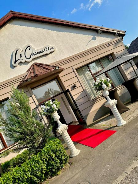 Le Charme Hostel, Rezerwuj  Hotele w Muntenia z Parkingiem, Parking