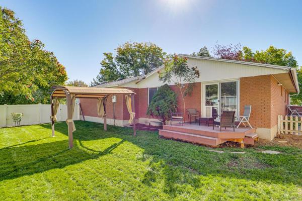 2 Mi to Gardner Village Family Gem with Fenced Yard, Rezerwuj  West Jordan Salt Lake County