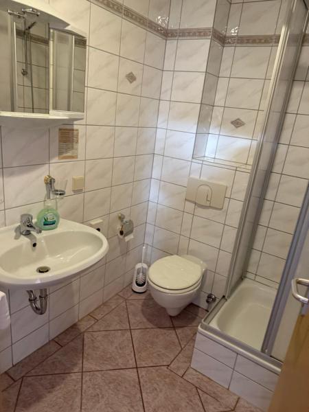 Hotel Leonis, Rezerwuj  Aue-Bad Schlema Saksonia