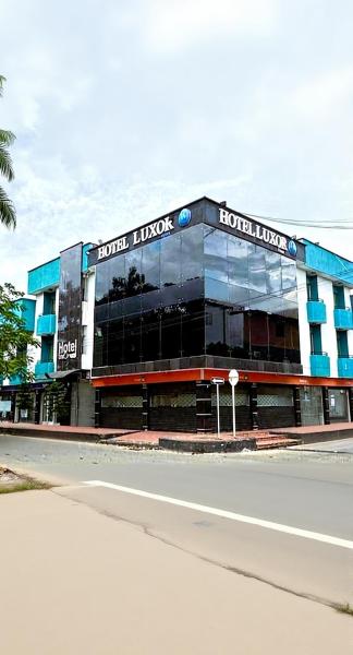 Hotel Luxor Plaza, Rezerwuj  Hotele w Meta z basenem, Basen