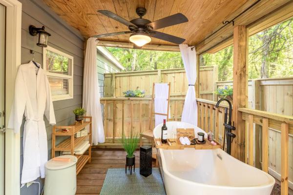 The Small Modern Villa Outdoor Tub-Unit B, Rezerwuj  Madison Alabama